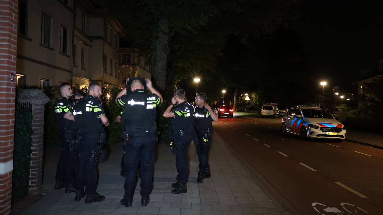 De politie kwam met veel agenten naar het huis van de man (foto: Bart Meesters/SQ Vision).