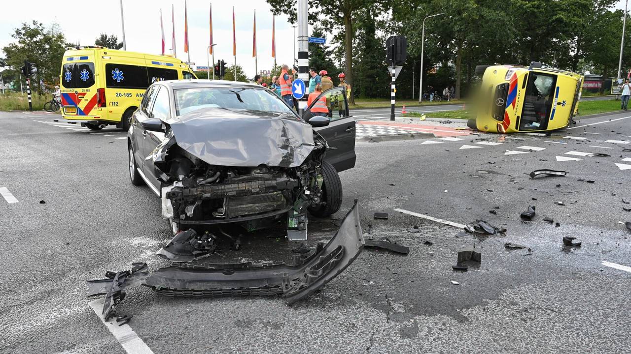 Ravage en een gewonde bij ongeluk met Ambulance (foto SQ Vision).