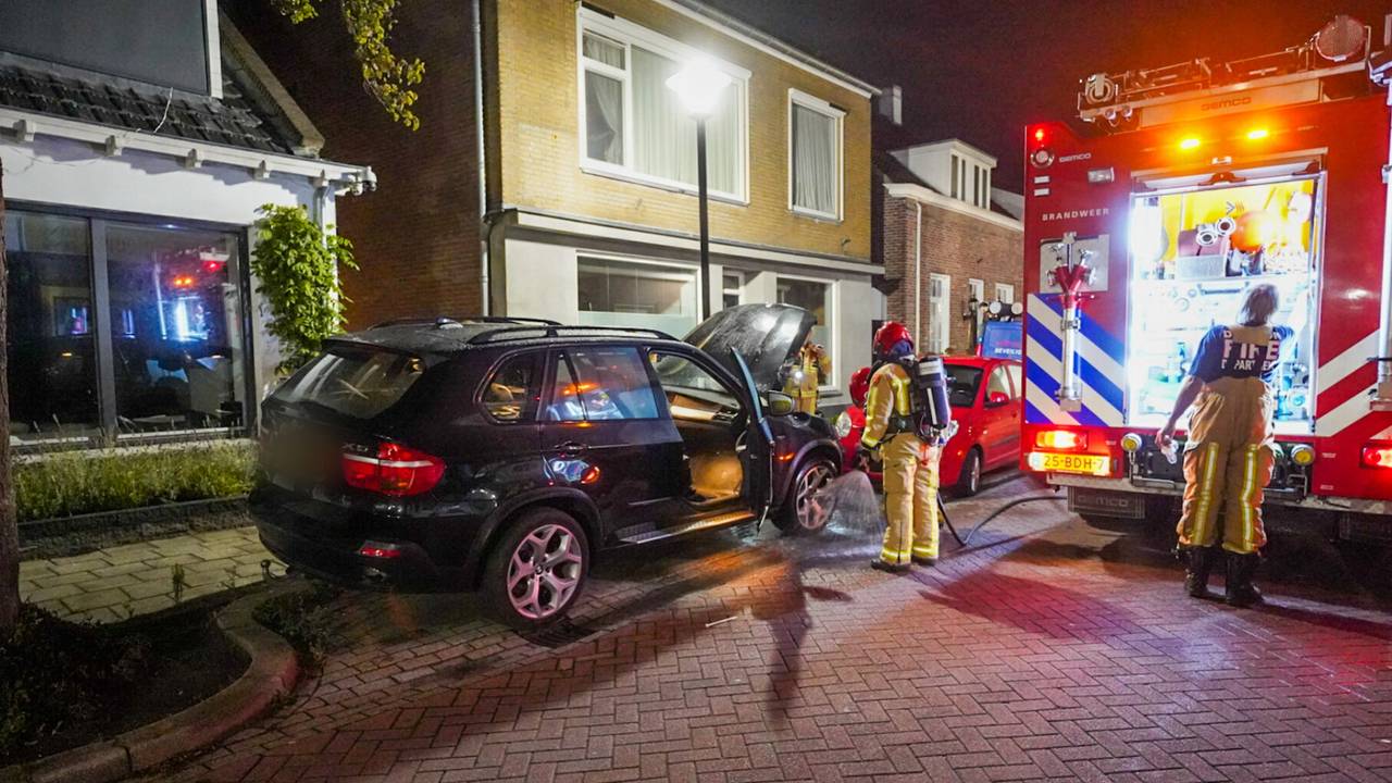 De eigenaar van de auto had de brand al geblust. Foto: Dave Hendriks / SQ Vision.