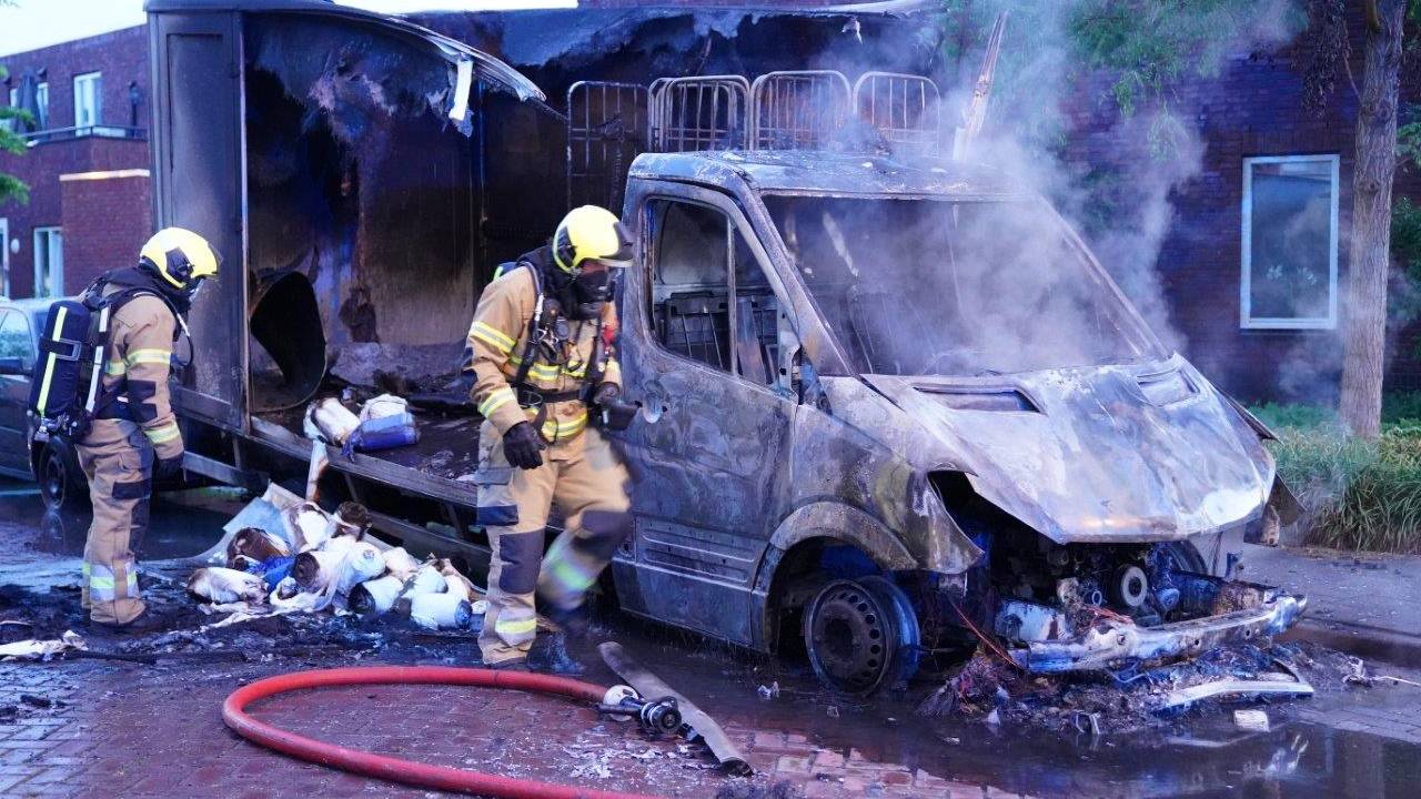 Bakwagen volledig uitgebrand (Foto: Bart Meesters/SQ Vision)