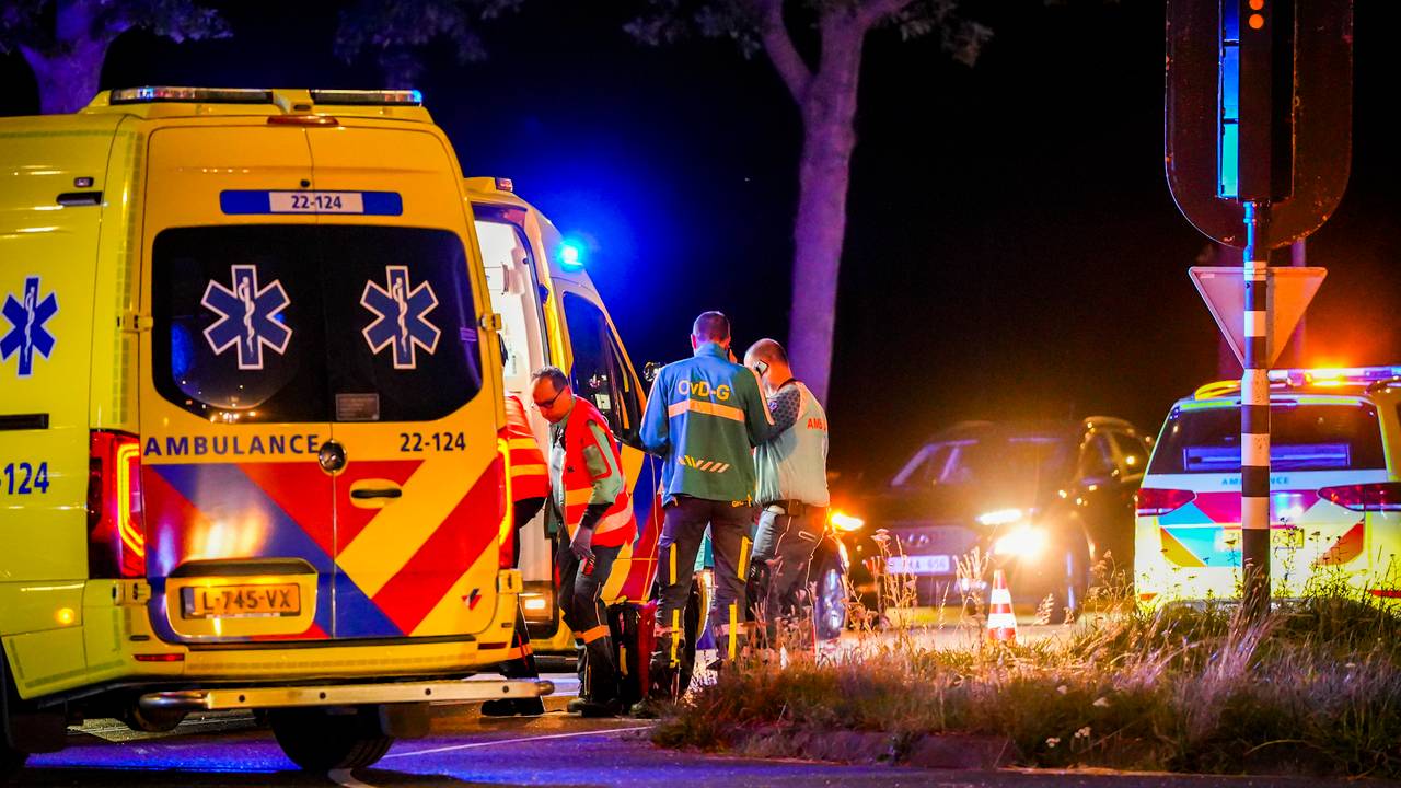 De zwaargewonde vrouw is in een ambulance naar een traumacentrum in Tilburg gebracht (foto: SQ Vision).