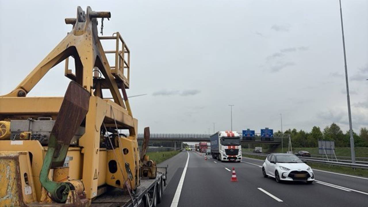 Vrachtwagen rijdt tegen viaduct: veel problemen op de weg rond Breda (foto: Rijkswaterstaat).