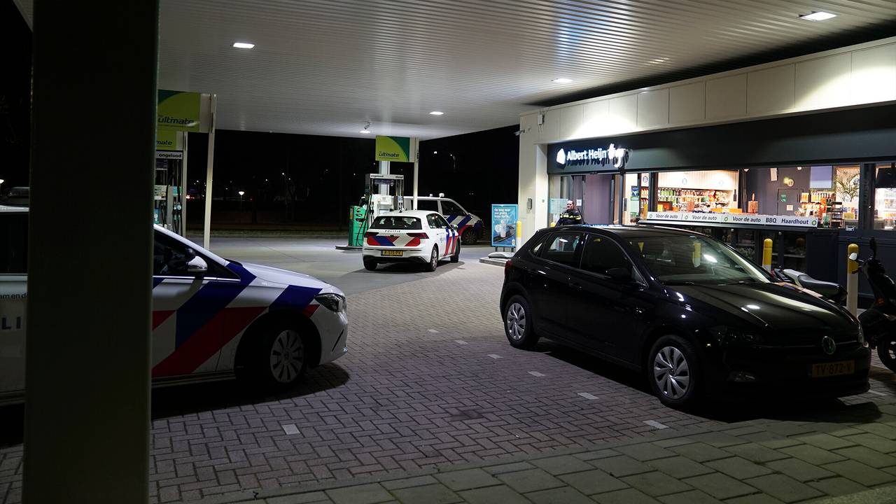 De politie onderzoekt de overval in Waalre (foto: Jozef Bijnen/SQ Vision).