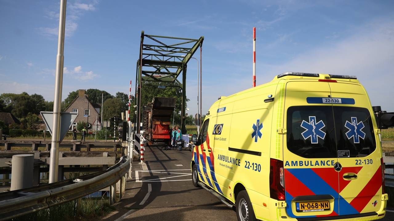 Fietser overleden na aanrijding met vrachtwagen op Erpsebrug.