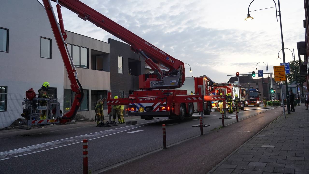 Vanwege de bluswerkzaamheden werd een deel van de Bredaseweg in Oosterhout afgesloten (foto: Jeroen Stuve/SQ Vision).