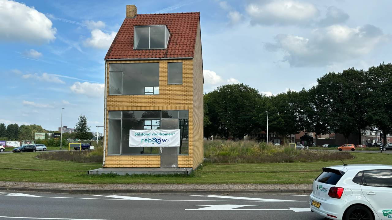 Het spandoek op het Draaiend huis (foto: Agnes van der Straaten).