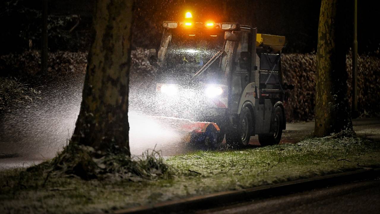 In Berkel-Enschot worden ook de fietspaden gestrooid (foto: Toby de Kort).