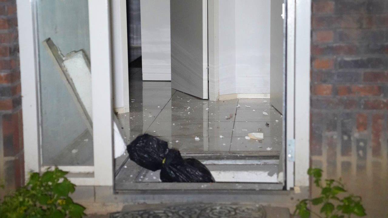 De hal van het huis in Rosmalen raakte bij de explosie beschadigd (foto: Bart Meesters).