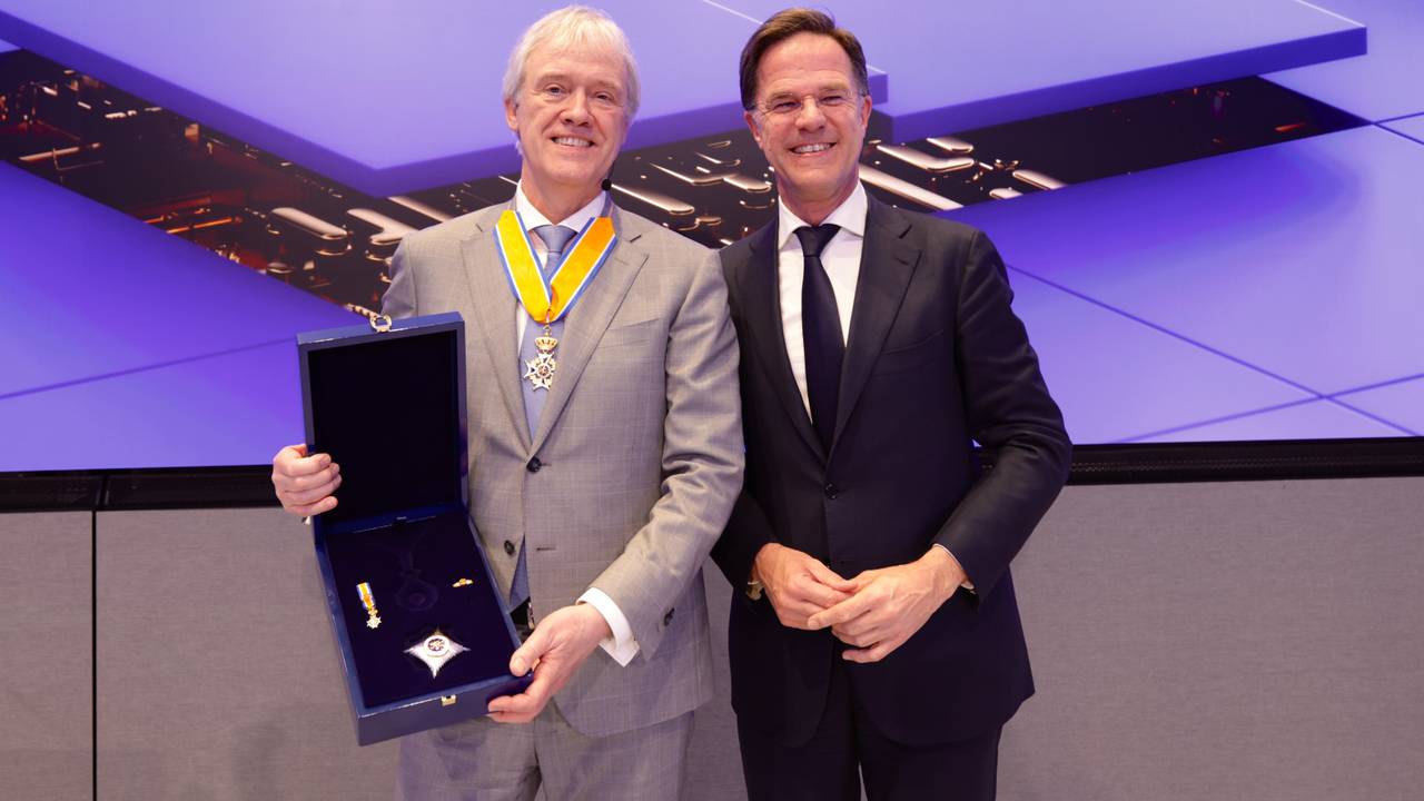 Peter Wennink ontving onderscheiding uit handen van demissionair premier Rutte. 
