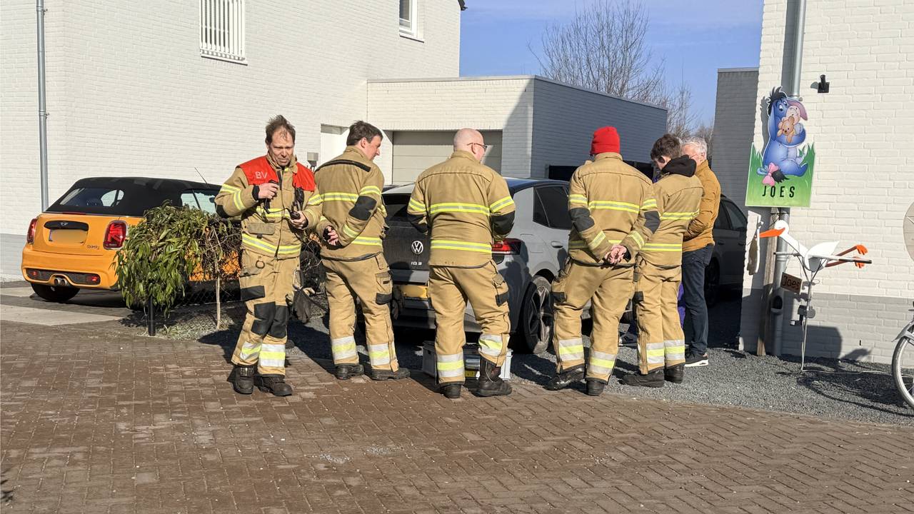 Een baby van ongeveer twee weken zat zondagmiddag vast in een auto in Veghel (foto: AS Media)