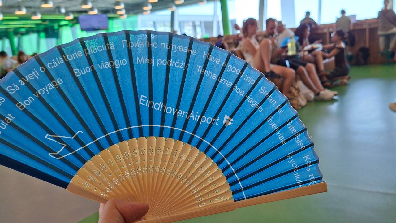 Gratis waaiers op Eindhoven Airport (foto: Silke Bertens).
