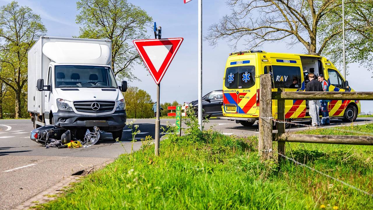 Scooterrijdster gewond na botsing met bakwagen in Herpen