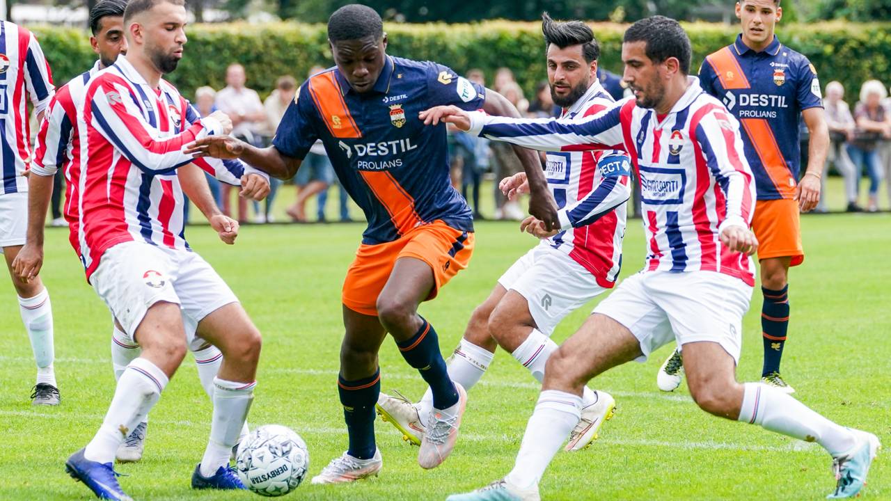Derrick Köhn in actie tegen het 'bekende' rood-wit-blauw (foto: OrangePictures).