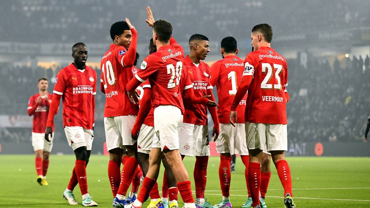 PSV viert een doelpunt in Almelo (foto: ANP/Olaf Kraak).