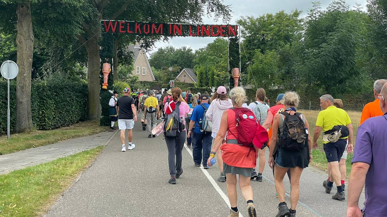 Warme ontvangst voor de wandelaars in Linden (Foto: Jos Verkuijlen)