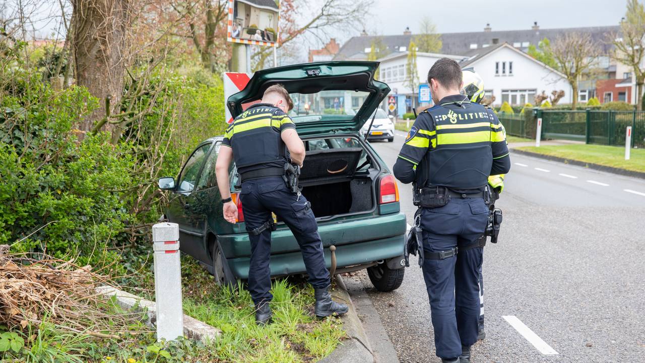 Agenten bekijken de auto (foto: Christian Traets/SQ Vision Mediaprodukties).