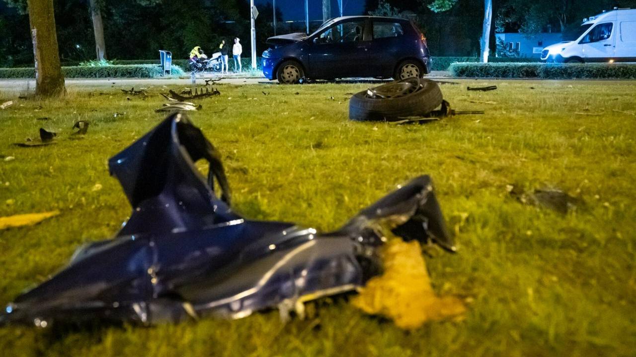 Drie gewonden bij ernstig ongeluk in Eindhoven, ravage groot na crash.