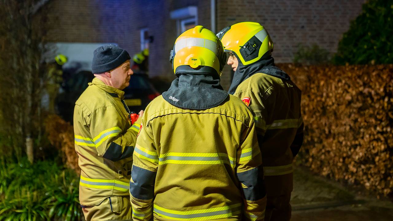 De brandweer bluste het vuur in het huis aan de Strausslaan in Heesch (foto: Gabor Heeres/SQ Vision).