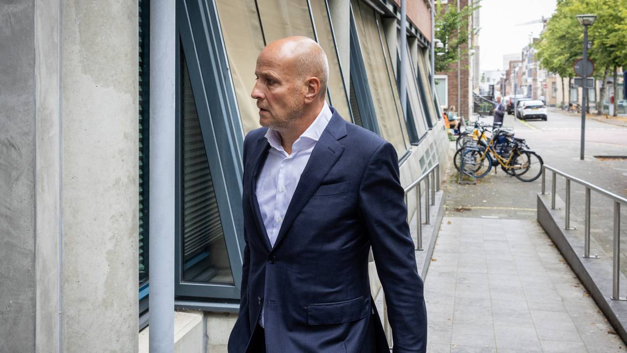 Frits van Eerd komt aan bij de rechtbank voorafgaand aan de uitspraak (foto: ANP / Vincent Jannink).