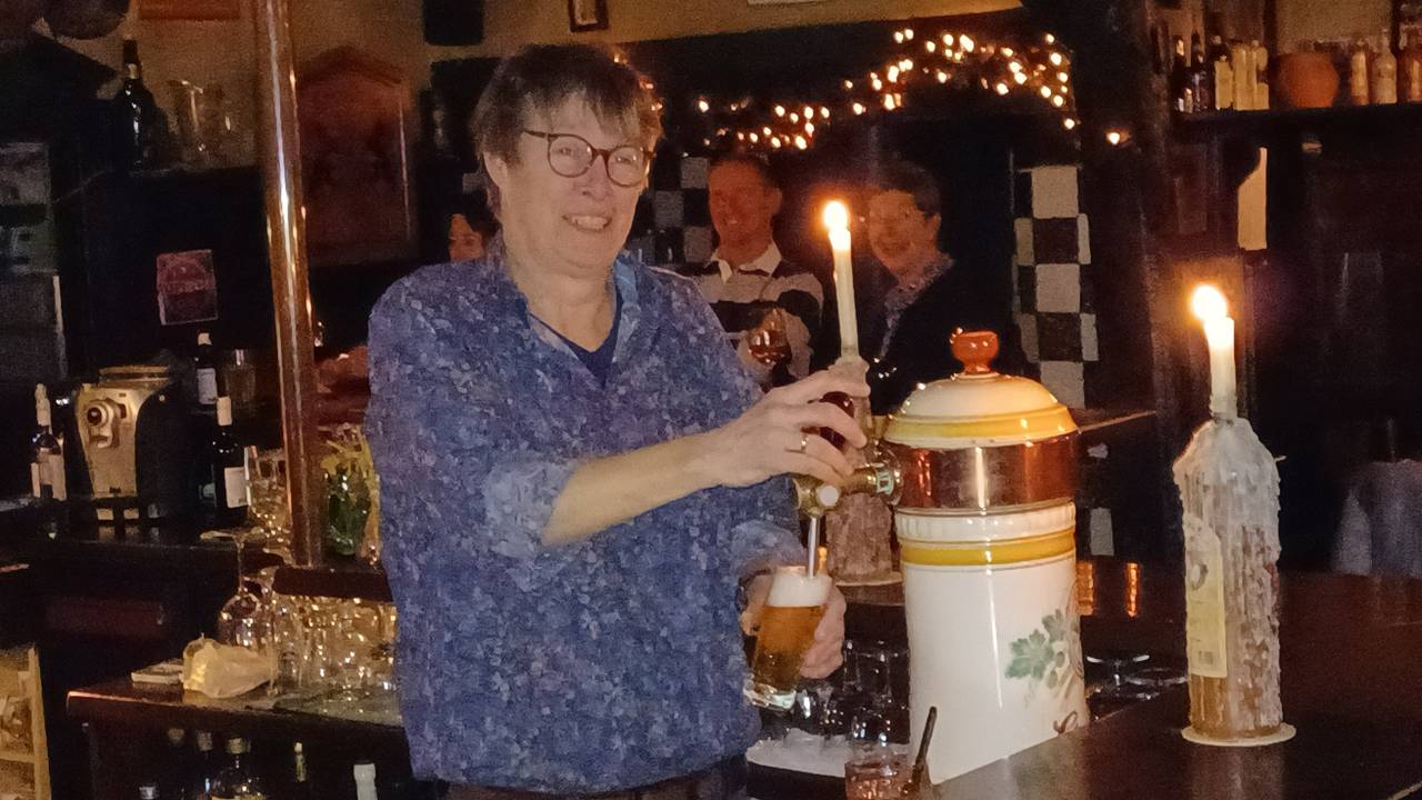 Brenda achter de bar in haar café in Alphen (Foto: Brenda van Mierlo).