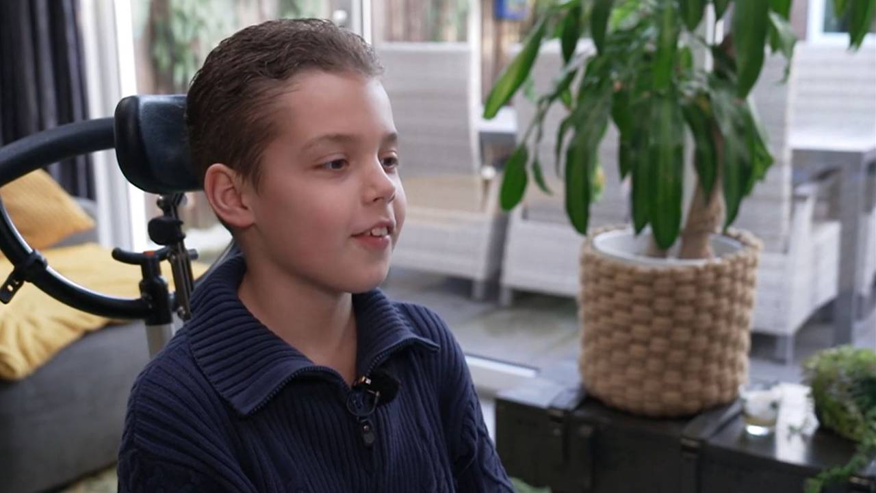 Wessel kan weer rechtop zitten in zijn rolstoel (foto: Jeugdjournaal).