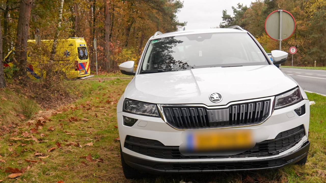 Vermoedelijk maakte de vrouw een verkeerde inschatting bij het oversteken van de drukke weg (foto: Harrie Grijseels/SQ Vision). 