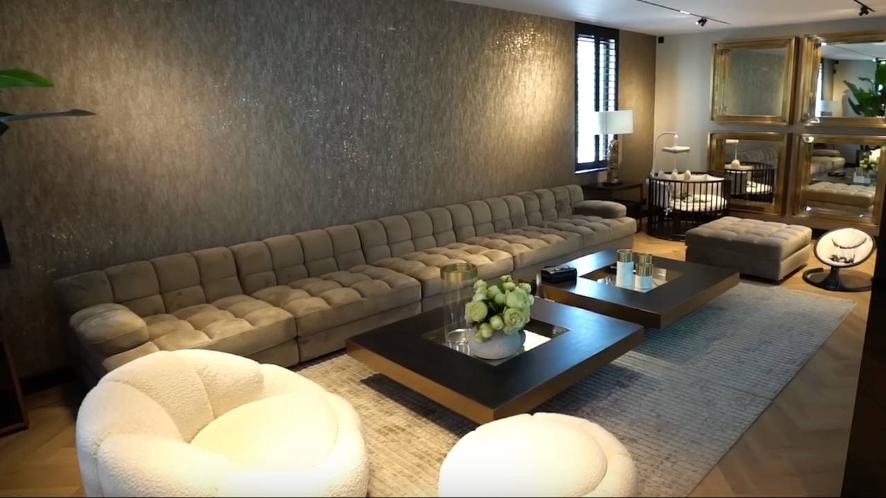 De zithoek van Mo Bicep (bron: Youtube Pure Luxe).