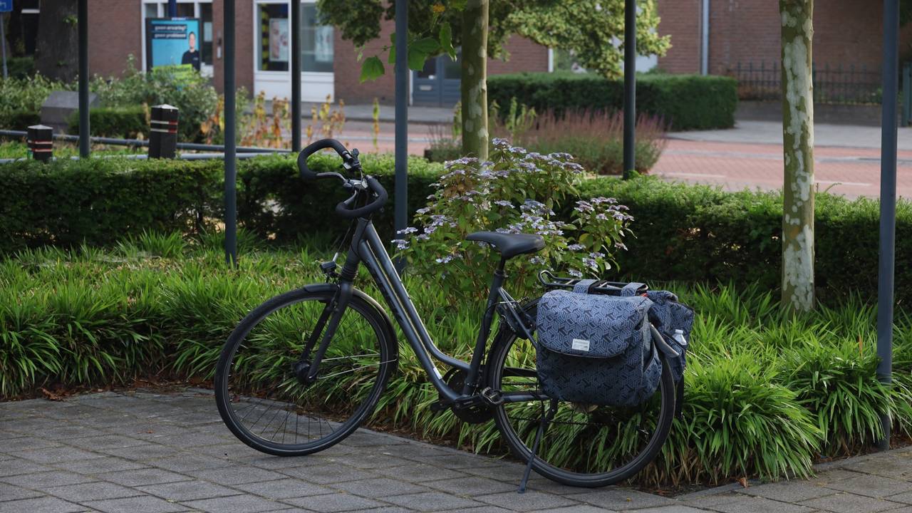 De aanrijding vond plaats op een rotonde in de Kerkstraat in Boekel (foto: Kevin Kanters/SQ Vision).