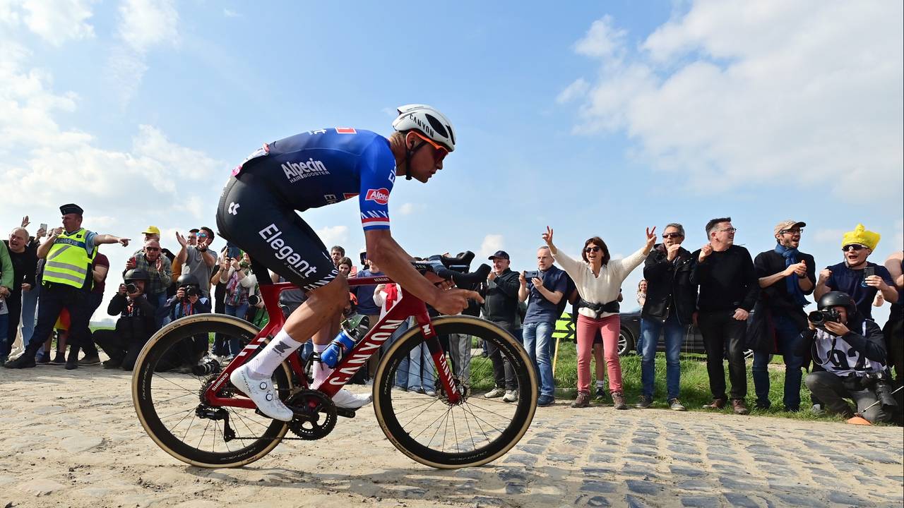 Mathieu van der Poel rijdt solo naar zege in ParijsRoubaix Omroep