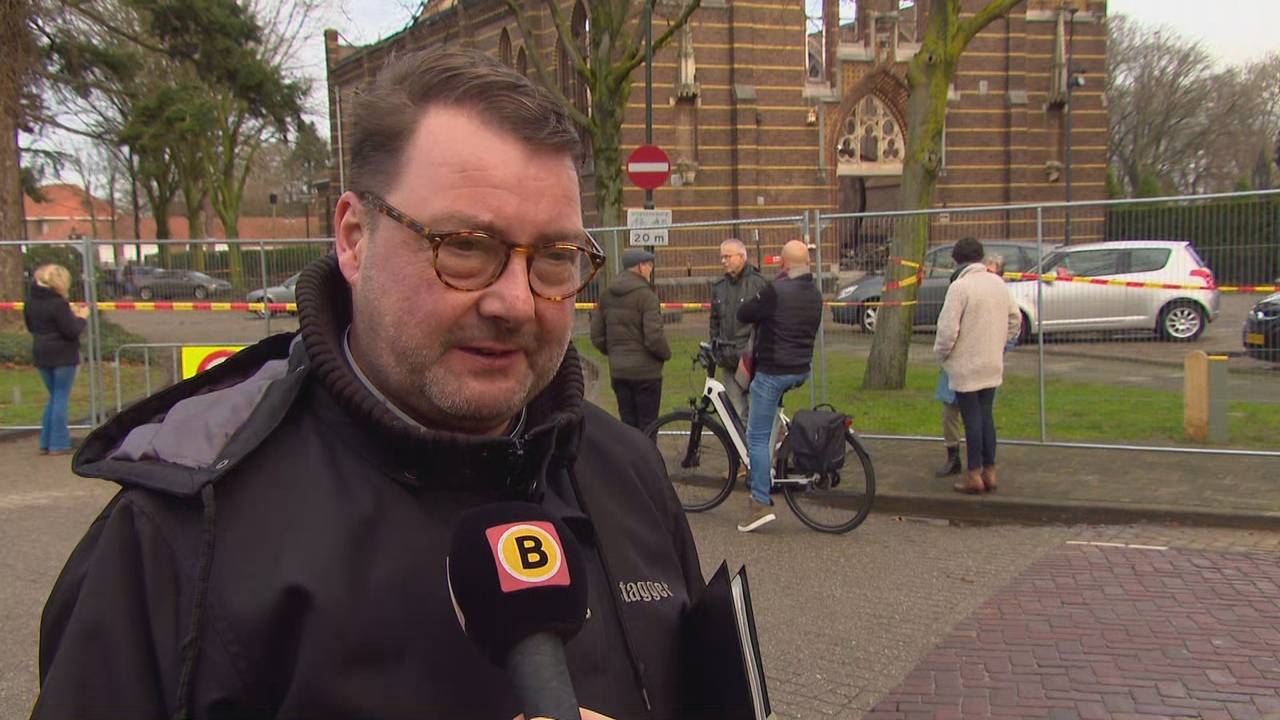 Pastoor Ard Smulders voor de kapel (foto: Omroep Brabant).