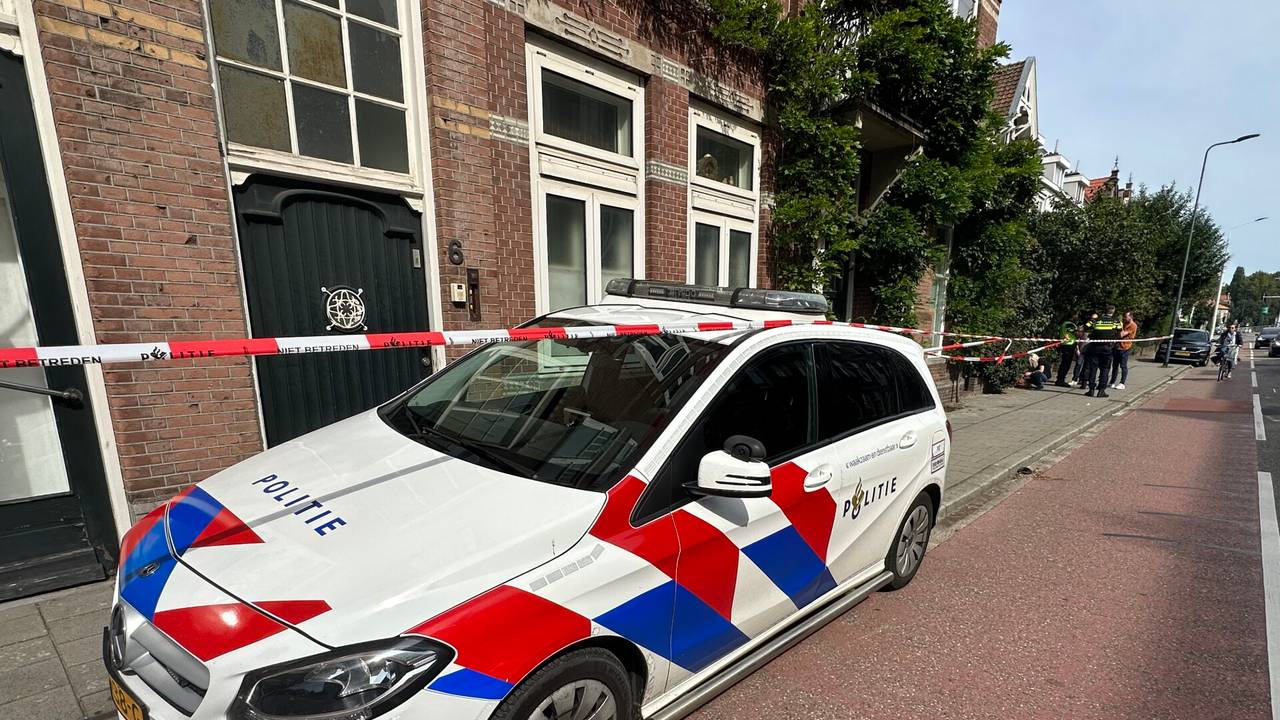 De politie doet onderzoek bij het huis aan de Brugstraat in Den Bosch.