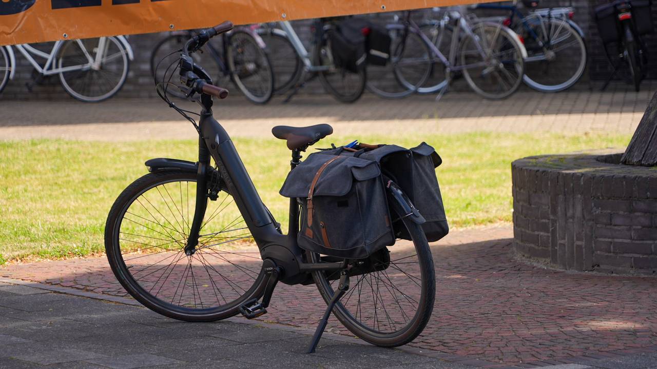 De fietsster kwam op de Berghemseweg in Oss in botsing met een auto (foto: Gabor Heeres/SQ Vision).