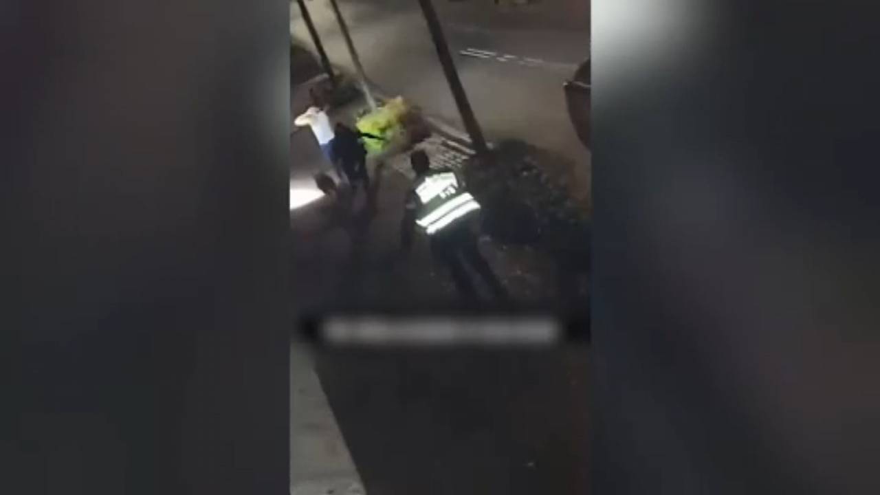 De aanhouding werd door een buurtbewoner gefilmd.