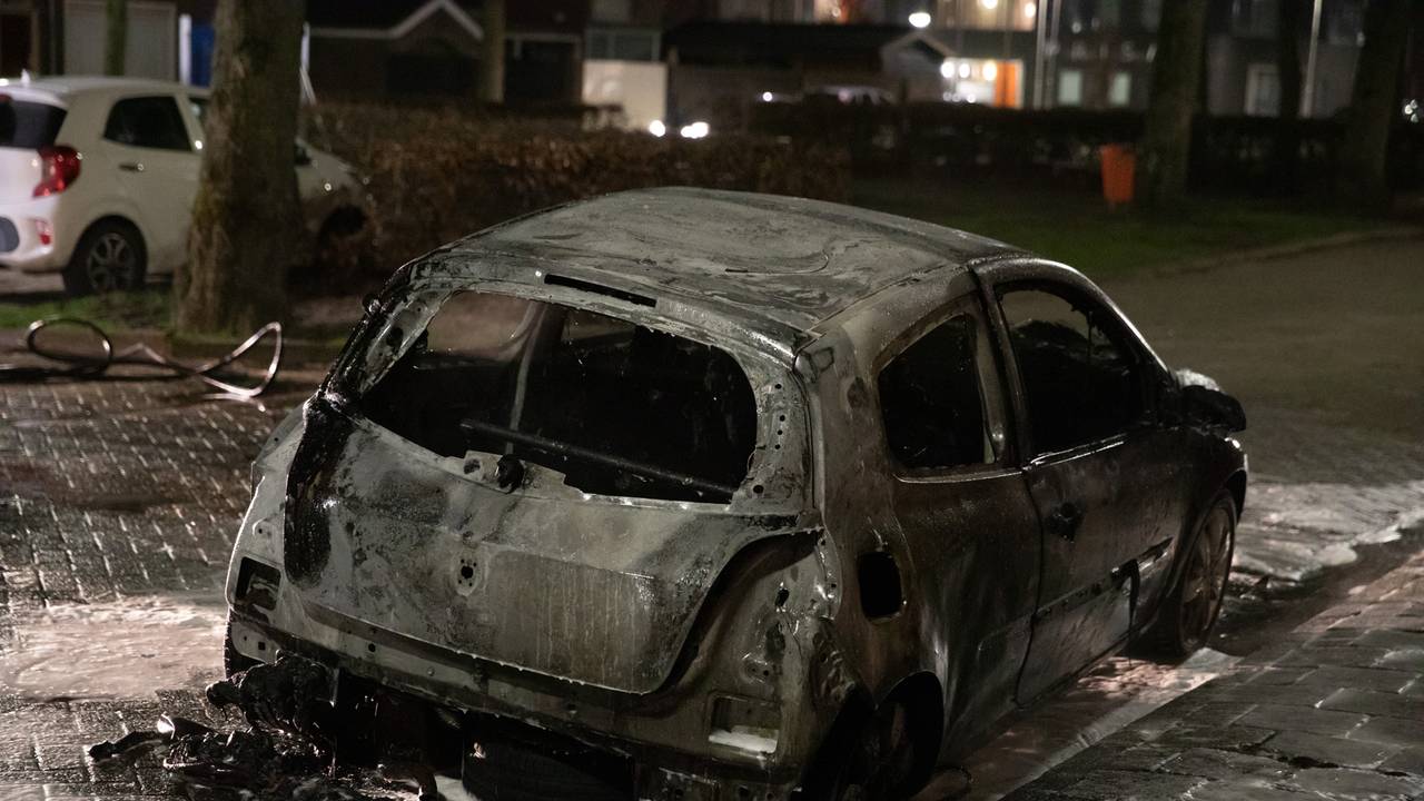Hoe de autobrand in Roosendaal kon ontstaan, wordt onderzocht (foto: Christian Traets/SQ Vision).