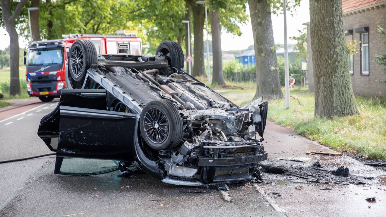 De auto kwam op zijn kop terecht (foto: Christian Traets/SQ Vision).