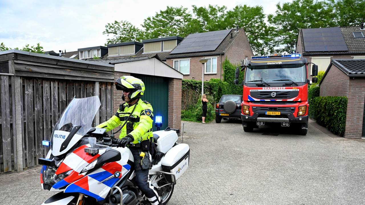 Vanwege de brand kwamen de brandweer en de politie naar het huis in Oisterwijk (foto: Toby de Kort/SQ Vision).