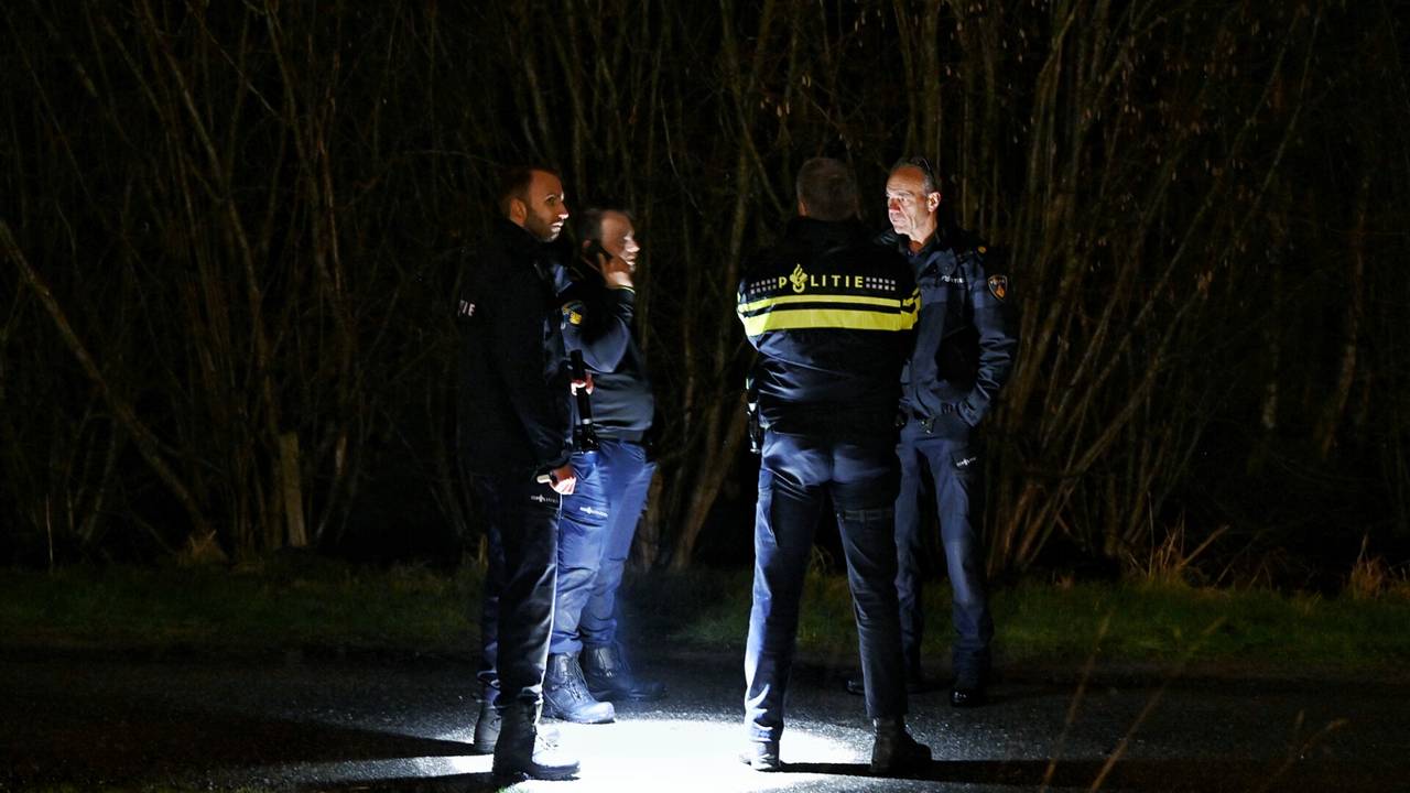 Agenten overleggen met elkaar (foto: Toby de Kort/SQ Vision).
