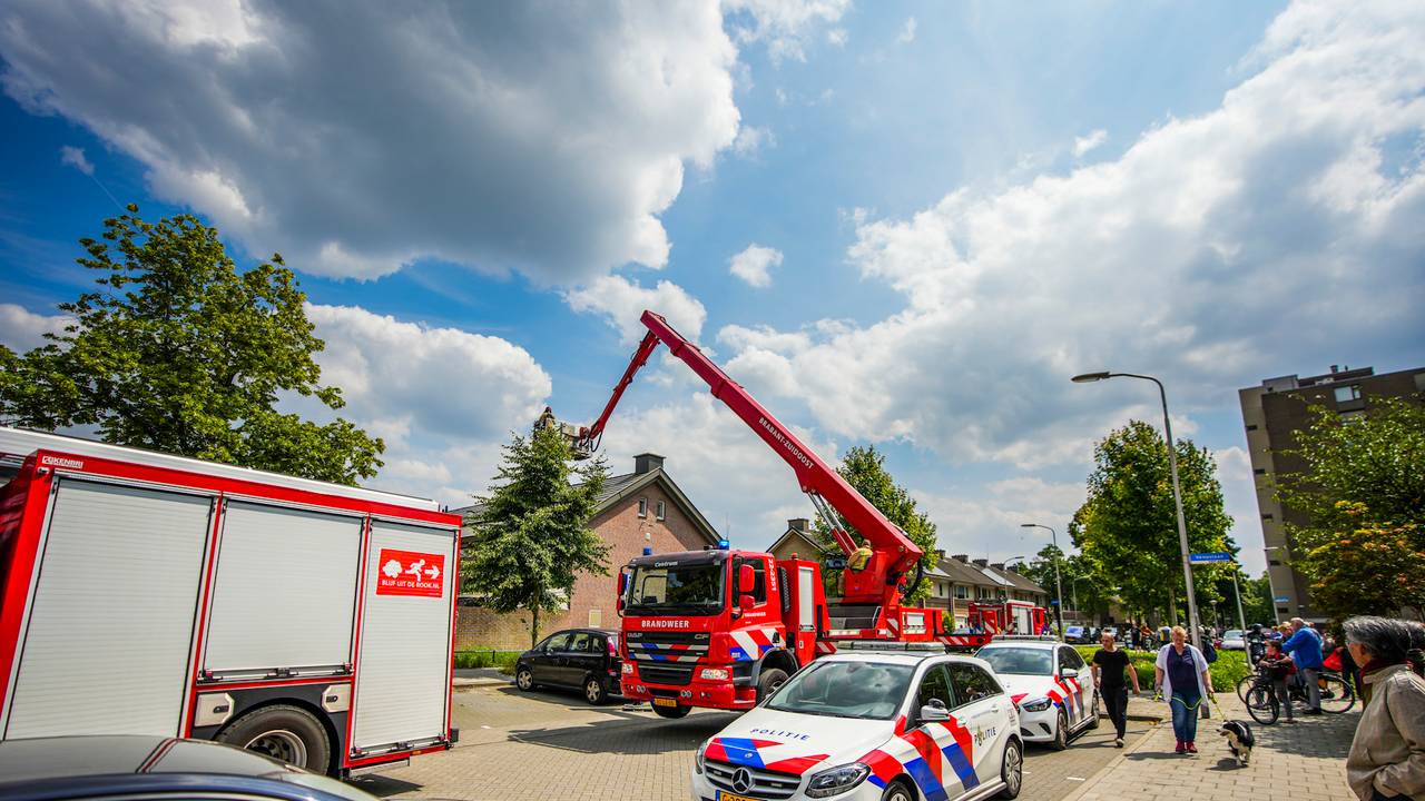 Veel brandweer- en politiewagens in het Titanpad in Eindhoven nadat een zolderbrand was uitgebroken (foto: SQ Vision Mediaprodukties).