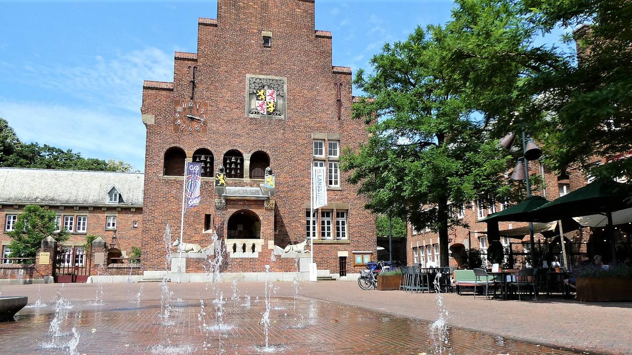 Het raadhuisplein in Waalwijk (archieffoto: Martha Kivits).
