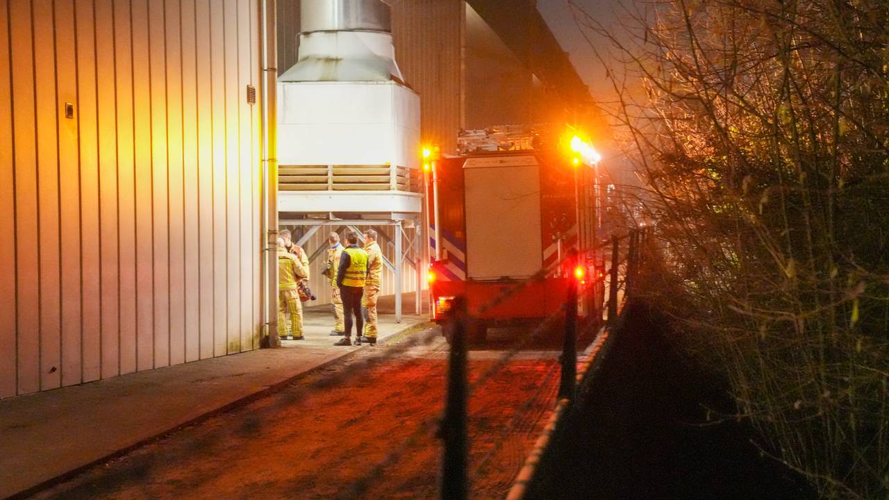 De brandweer bij Unidek in Gemert (foto: Harrie Grijseels/SQ Vision).