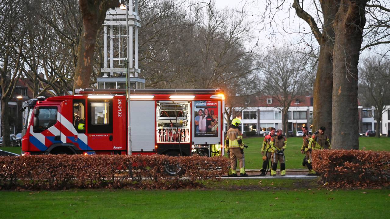De brandweer kon niet voorkomen dat de scooter uitbrandde (foto: Perry Roovers/SQ Vision).