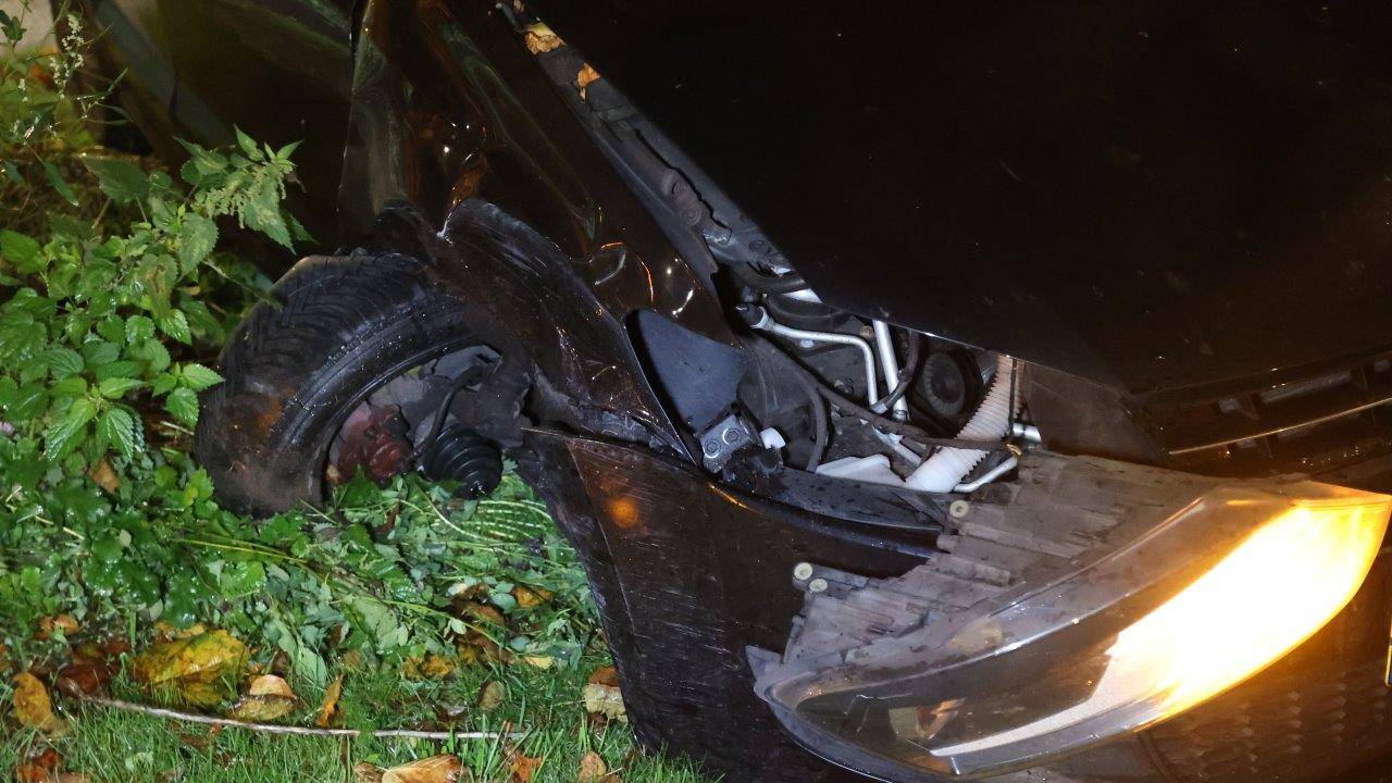 De auto raakte bij het ongeluk op de Koningsweg in Den Bosch aanzienlijk beschadigd (foto: Bart Meesters).