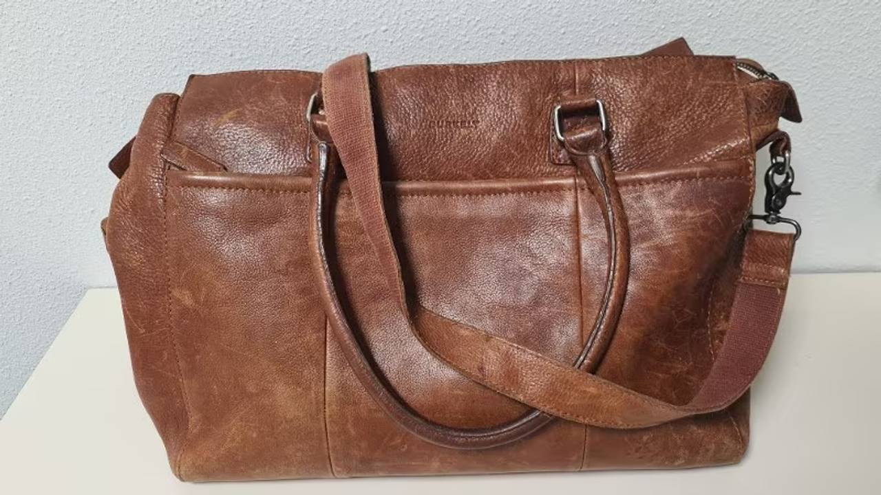 Bij de inbrekers werd onder meer deze leren tas gevonden (foto: politie).
