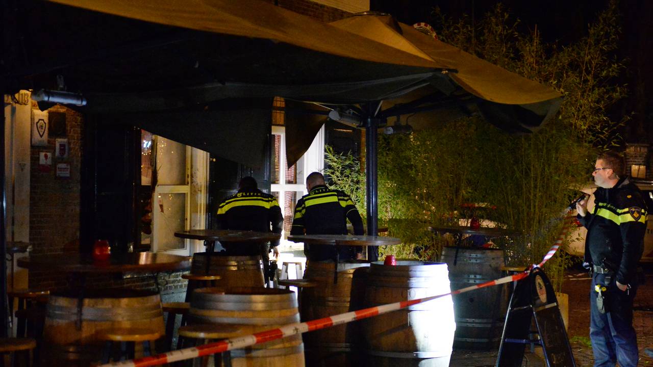 Een deel van een gebied rondom het café werd afgezet (foto: Perry Roovers/SQ Vision).