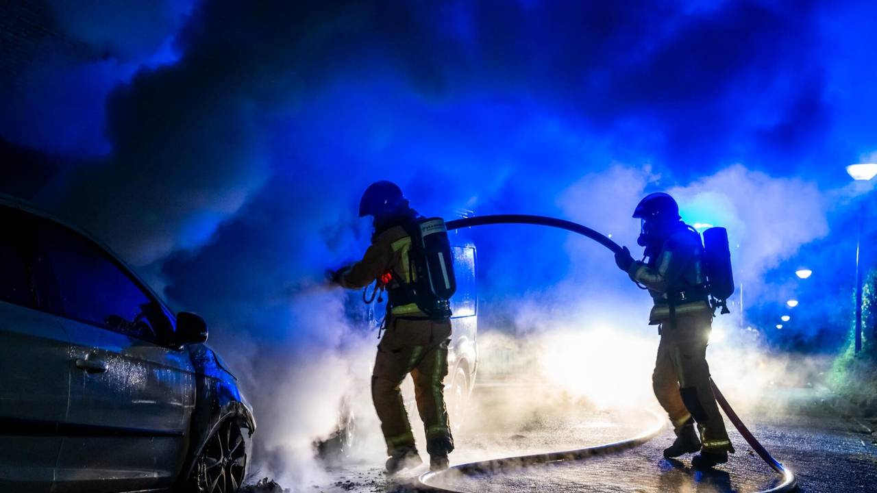 De brandweer bluste de brandende auto's aan de straat Streep in Mierlo (foto: Dave Hendriks/SQ Vision).