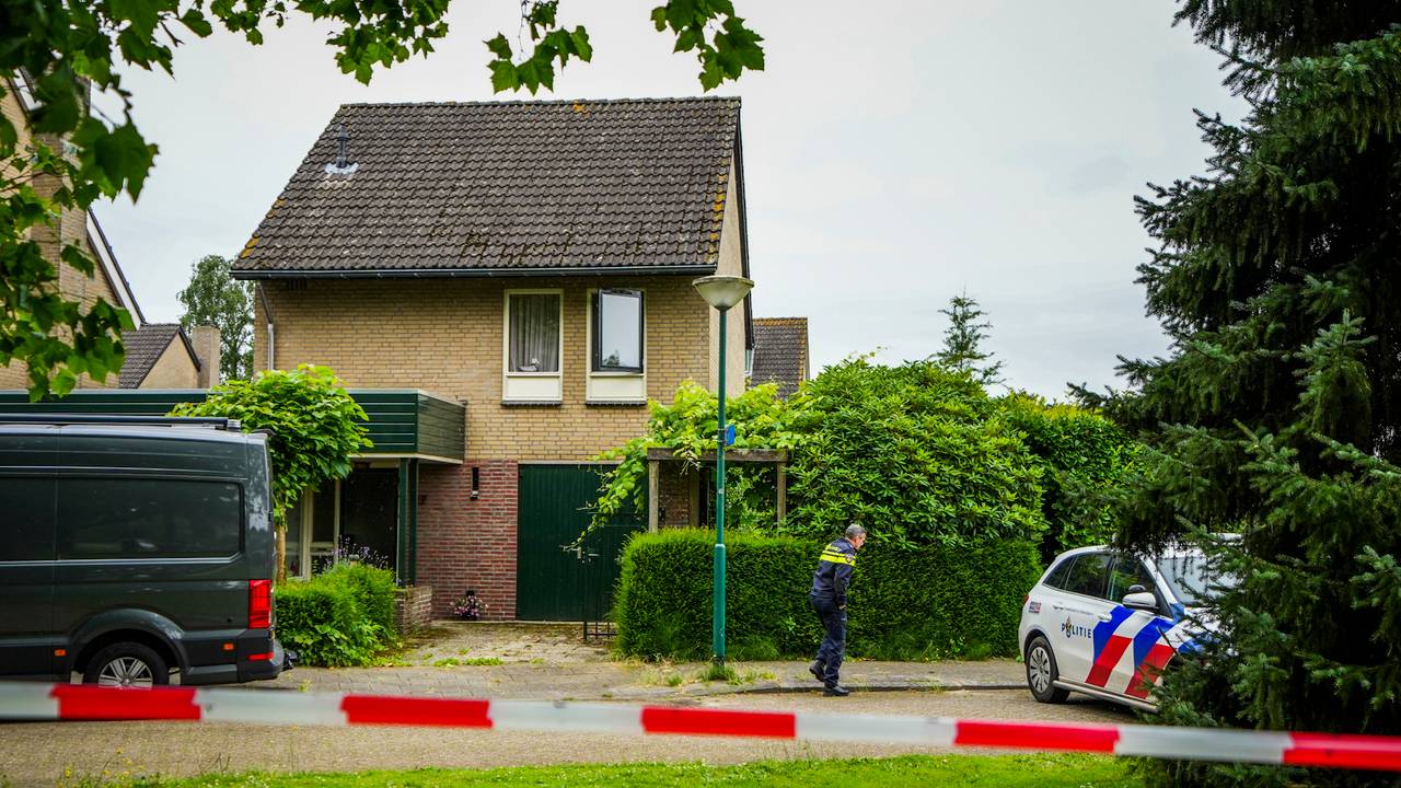 Politie-onderzoek na de vondst van de vrouw (foto: SQ Vision).