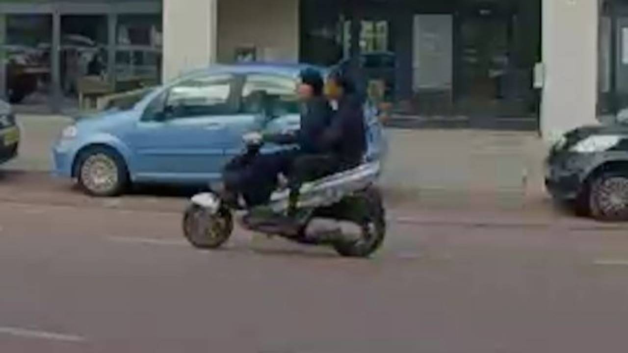 De twee vluchtende overvallers (foto: politie Waalwijk).