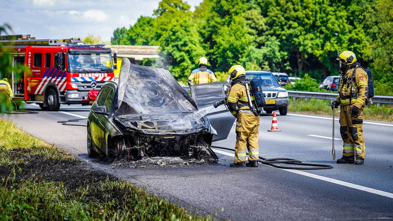De auto wordt nageblust (foto: Lucas Lammers/ Persbureau Heitink).