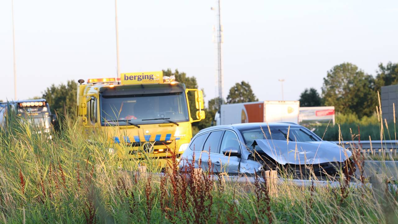 Een bergingsbedrijf heeft de auto's afgevoerd (foto: Sander van Gils/SQ Vision).