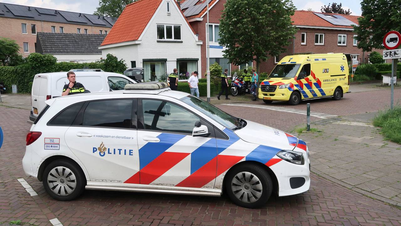 Vanwege de botsing werden de politie en een ambulance opgeroepen (foto: Perry Roovers/SQ Vision).